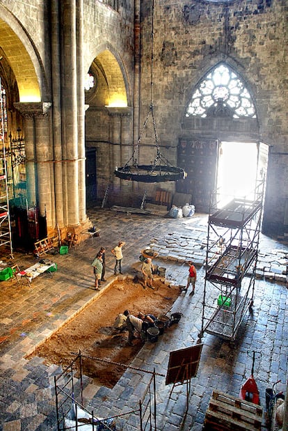 Trabajos de prospección en el interior de la catedral de Tarragona.