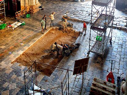 Trabajos de prospección en el interior de la catedral de Tarragona.