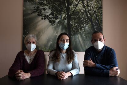 De izquierda a derecha, Isabel Carretero, Olga Mormeneo y Carlos Rivas, integrantes de la Protectora Felina de Valdemorillo.