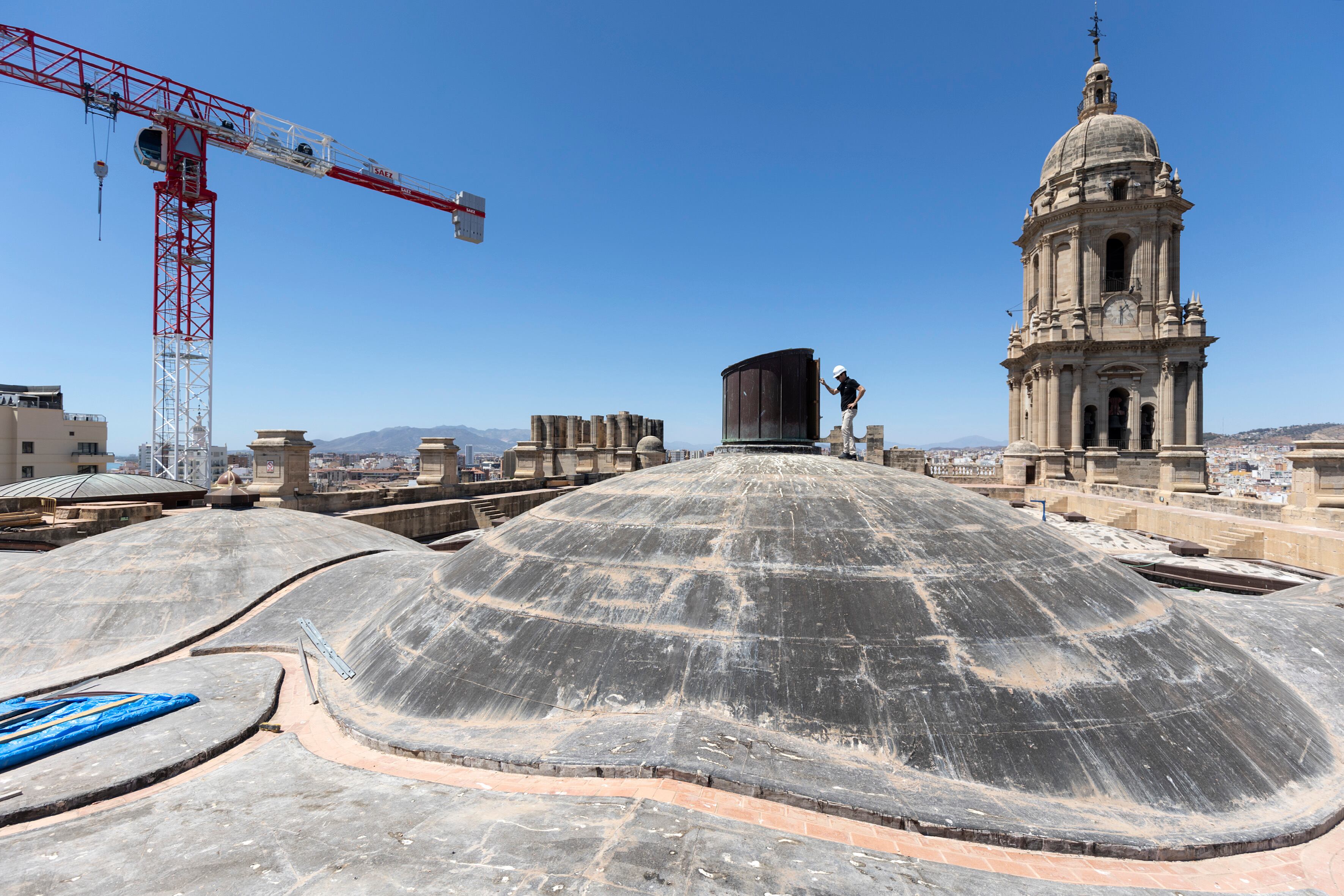 Madera de pino y 90.000 tejas para el primer tejado completo de la catedral de Málaga en cinco siglos 