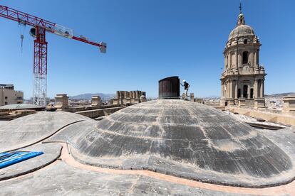 La nueva cubierta de la catedral de Málaga, con el arquitecto Juan Manuel Sánchez la Chica al fondo.