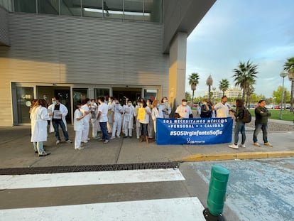 Profesionales sanitarios a las puertas del Hospital Infanta Sofía en el arranque de la huelga.