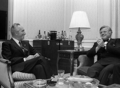 Fotografía de archivo facilitada por la oficina de prensa del gobierno israelí el 26 de agosto que muestra al Primer ministro israelí, Shimon Peres (i) y al senador estadounidense Edward Kennedy (d) reunidos en un hotel de Nueva York.