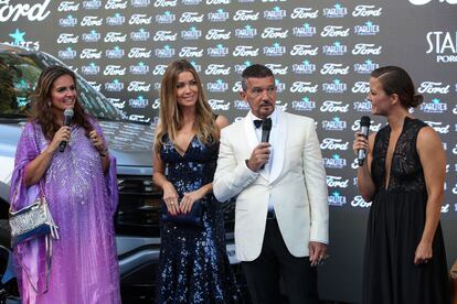 La organizadora de Starlite, Sandra García Sanjuán, el actor Antonio Banderas, su pareja Nicole Kimpel y la presentadora María Casado, en la gala benéfica de Starlite, que se celebró el 14 de agosto de 2022 en la cantera de Nagüeles de Marbella (Málaga).