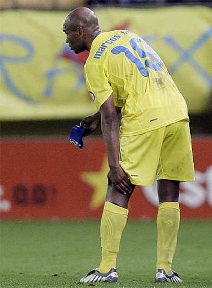 Marcos Senna instantes antes de retirarse del terreno de juego debido a su lesión.