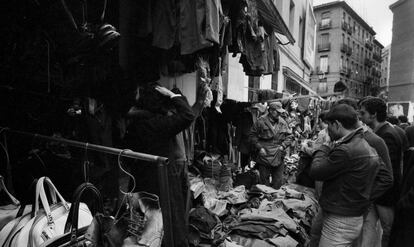 Tienda de ropa y material militar en El Rastro.