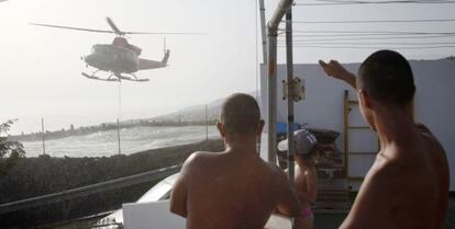 Un helicoptero recoge agua en la zona sur de Tenerife, este jueves.