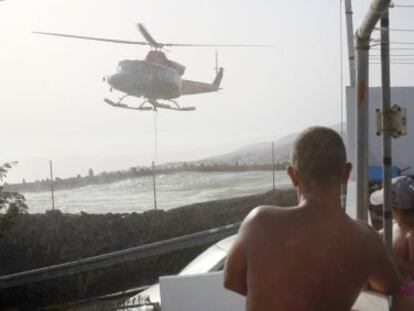Un helicoptero recoge agua en la zona sur de Tenerife, este jueves.