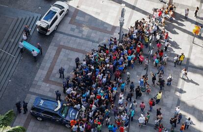 Una multitud se reúne frente a la Catedral de Campinas mientras los cuerpos de las víctimas son trasladados.  
