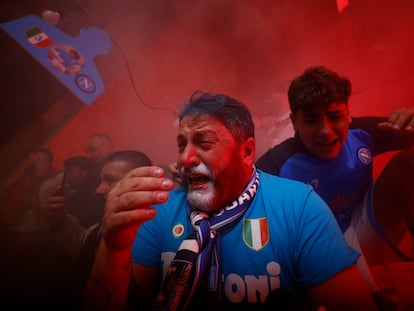 Un aficionado del Nápoles lloraba el jueves tras alzarse su equipo con el título de la Serie A.