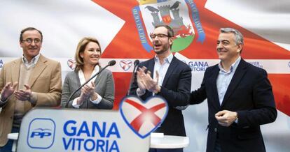 El ministro de Sanidad, Alfonso Alonso; la presidenta del PP vasco, Arantza Quiroga; el alcalde de Vitoria, Javier Maroto, y el diputado general de Álava, Javier de Andrés, en un acto electoral de presentación de Maroto.