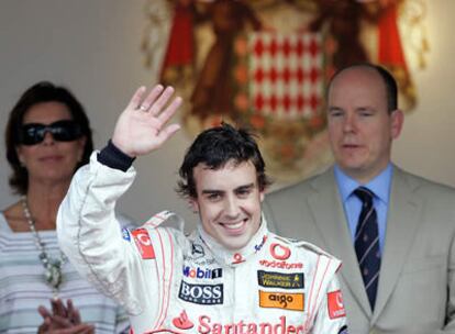 Alonso celebra su primer puesto en el Gran Premio de Mónaco