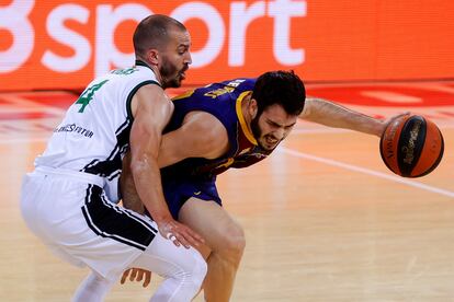 Pau Ribas presiona a Abrines durante el partido entre el Barça y el Joventut.