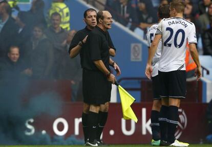 Un juez de l&iacute;nea, tras el impacto de una bomba de humo en el Aston Villa-Tottenham de este a&ntilde;o, sin consecuencias.