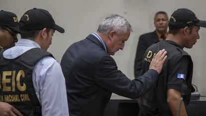 Presidente Otto Pérez Molina é escoltado para a prisão.