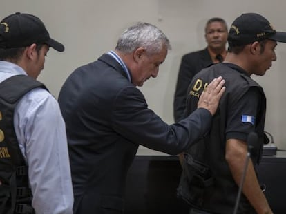 Presidente Otto Pérez Molina é escoltado para a prisão.