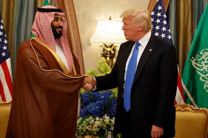 El presidente de EE UU, Donald Trump, con el príncipe heredero de Arabia Saudí, Mohamed Bin Salmán, en un encuentro el 20 de mayo de 2017 en Riad. 