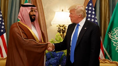 El presidente de EE UU, Donald Trump, con el príncipe heredero de Arabia Saudí, Mohamed Bin Salmán, en un encuentro el 20 de mayo de 2017 en Riad.