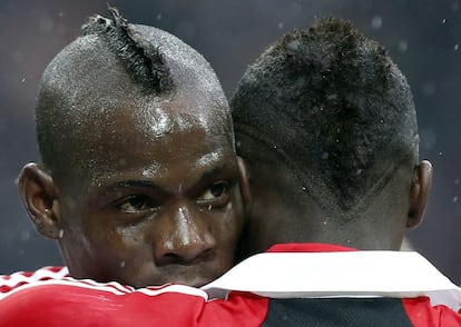 Balotelli celebra con M'baye Niang uno de sus goles.