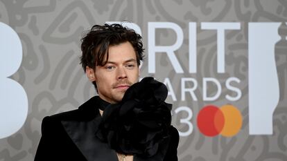 Harry Styles posa en la alfombra roja de los premios BRIT en Londres, el 11 de febrero de 2023.