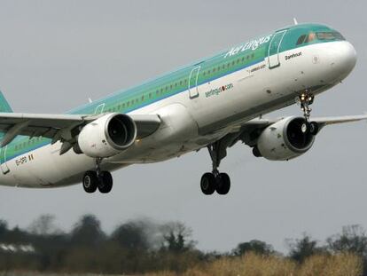 Un avi&oacute;n de Aer Lingus despega en el aeropuerto de Dubl&iacute;n