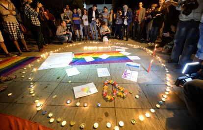 Activistas marroquíes participan en un homenaje a las víctimas del tiroteo de un club gay en Orlando, el pasado junio en Rabat.