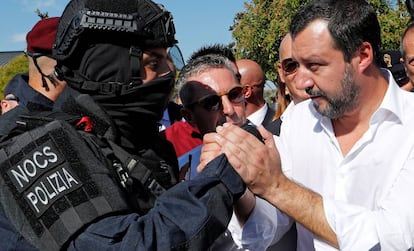 Matteo Salvini saluda a un policía en Roma.