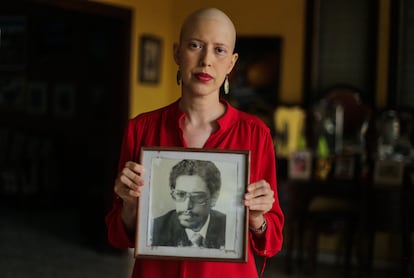 Cristián Tinoco con la foto de su padre Víctor Hugo Tinoco en su casa de Managua.