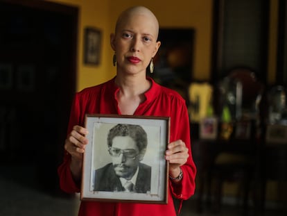 Cristián Tinoco con la foto de su padre Víctor Hugo Tinoco en su casa de Managua.