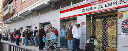 Fila de personas a la puerta de una oficina de empleo en el Barrio del Pilar en Madrid.