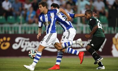 Iñigo Martínez y De la Bella pelean un balón con Joazinho. 