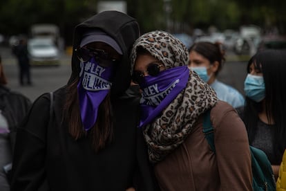 Dos alumnas del IPN durante la protesta del pasado 16 de octubre, en Ciudad de México.