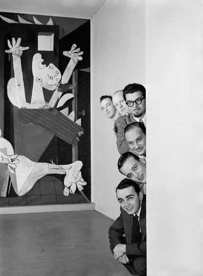 Ralph Burns, Edwin A. Finckel, George Handy, Neal Hefti, Johnny Richards, y Eddie Sauter, posan en el MOMA de Nueva York en 1947, con el cuadro de Picasso de fondo (Colección Gottlieb/Biblioteca del Congreso de EE UU).