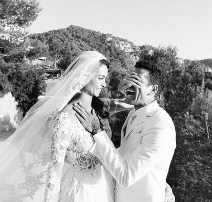 El futbolista Dani Alves también utilizó su cuenta en Instagram para anunciar que se había casado con la modelo canaria Joana Sanz. La ceremonia se celebró el pasado mes de julio en Ibiza, y los dos protagonistas compartieron con sus seguidores algunos de los momentos del enlace. 