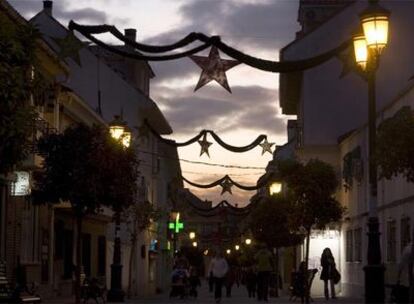 Una calle de Velilla de San Antonio con decoración navideña sin iluminación.