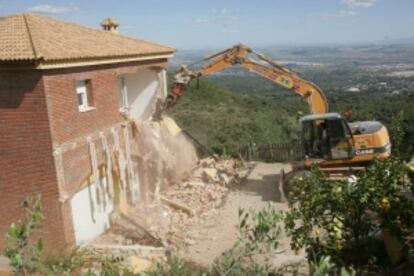 Vivienda ilegal derribada en la sierra de C&oacute;rdoba en abril de 2008.