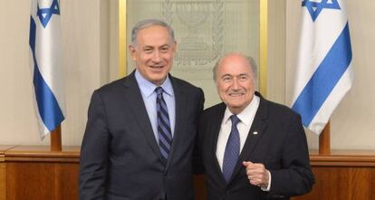 Benjamín Netanyahu y el presidente de la FIFA, Joseph Blatter, en Jerusalén.