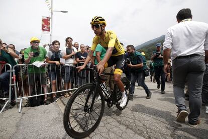 El colombiano Egan Arley Bernal, del equipo Ineos, antes del comienzo de la penúltima etapa del Tour, en la localidad de Albertville.