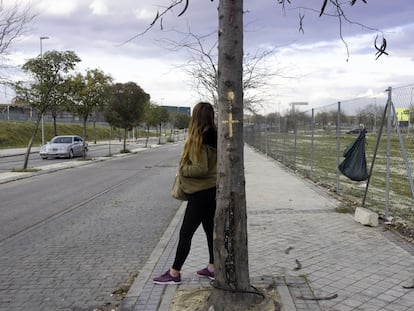 Una mujer se prostituye en un polígono de la Comunidad de Madrid.