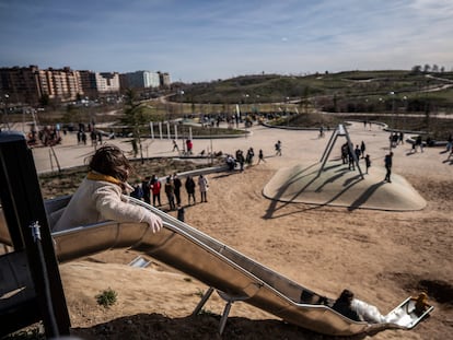 Una niña disfruta de los toboganes del nuevo parque de La Gavia en Vallecas, el pasado domingo.