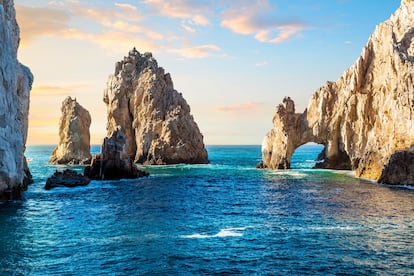 El Arco de Cabo San Lucas, en el extremo sur de la Península de Baja California, es una barrera natural entre el golfo y el océano Pacífico. Dicen que, al atardecer, la silueta se asemeja a un tricerátops bebiendo agua.