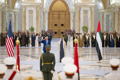 Mohammed bin Zayed Al Nahyan, presidente de Emiratos Árabes, recibe a su homólogo de EE UU, Donald Trump, en Abu Dabi, el 15 de mayo.