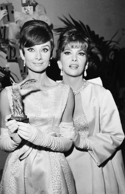 Lollobrigida fotografiada junto a la actriz Audrey Hepburn en el Teatro Marigny de París, el octubre de 1965.