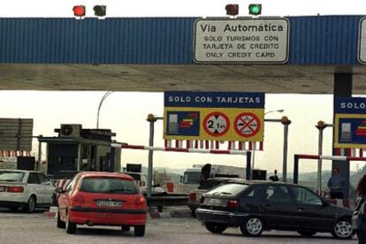 Se espera que el tele-peaje agilice el tránsito de los vehículos en las autopistas.