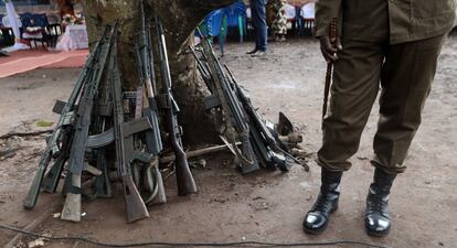 Armas depositadas por los ex niños soldados que participaron en la ceremonia de desmovilización en Yambio.