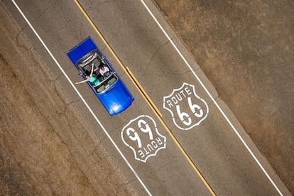 'Cruzando la Ruta 66': una pareja en un clásico Ford Mustang Convertible por la histórica Ruta 66.