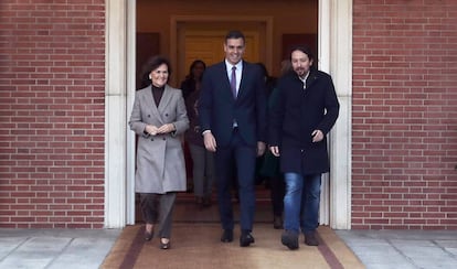 El presidente del Gobierno, Pedro Sánchez, en Moncloa, con los vicepresidentes Carmen Calvo y Pablo Iglesias, la semana pasada