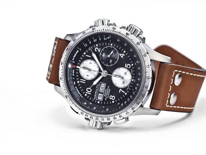 El Hamilton Khaki X Wind Auto Chrono es el reloj de la patrulla ASPA. Elegante y deportivo gracias al cristal de zafiro con revestimiento antirreflectante doble, la correa de piel marrón y la hebilla de acero, su caja de 45 mm de diámetro es de acero inoxidable y tiene corona atornillada.