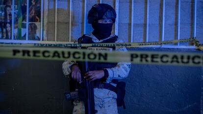 Un agente de la Guardia Nacional en una escena del crimen en Tijuana (Estado de Baja California), en diciembre de 2023.