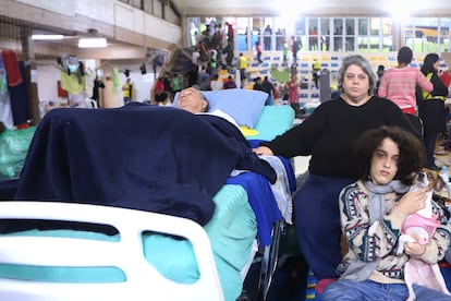 Cristiane Porto with her husband, son and pet at the Sesc Shelter, in Porto Alegre, Rio Grande do Sul, on Saturday, May 11, 2024.